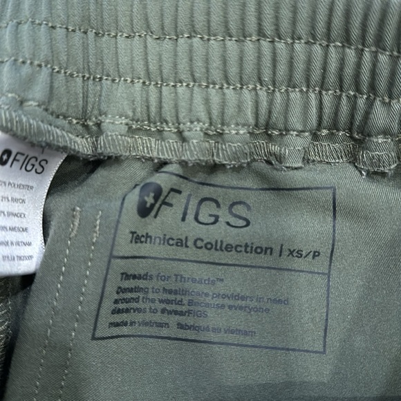 Figs XS Moss top AND figs S "v" neck top AND figs bottom - Picture 7 of 11